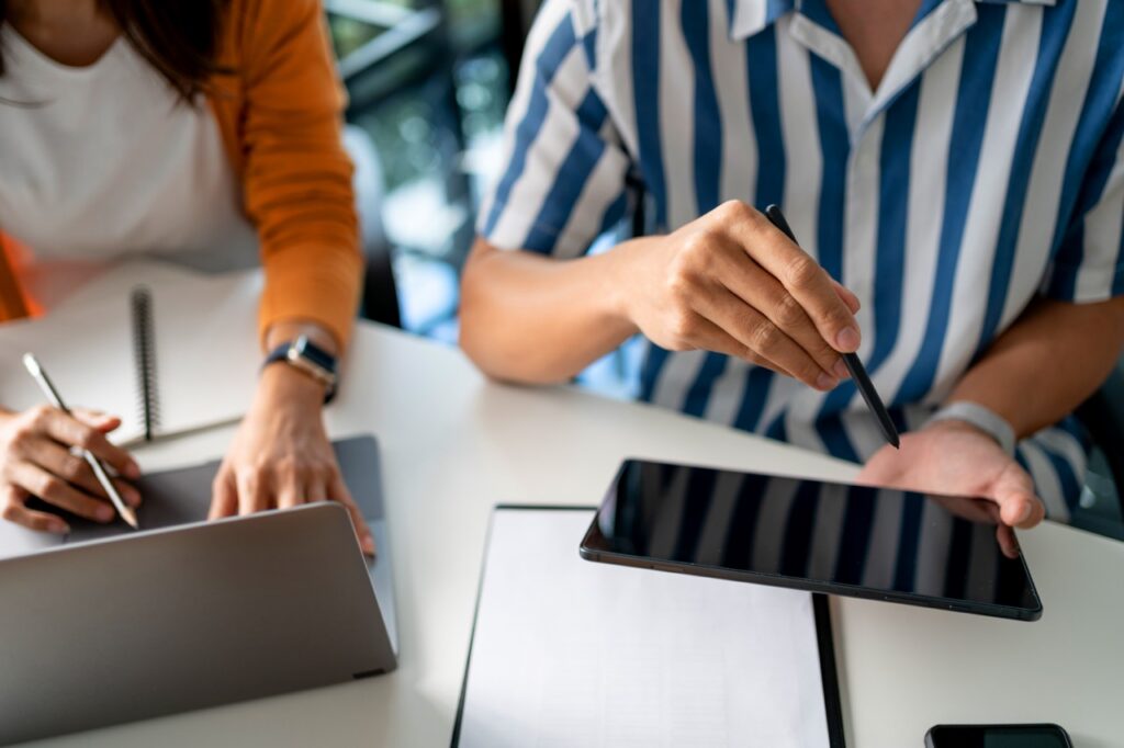A checklist comparing MDM vendor capabilities across support, architecture, and cost
