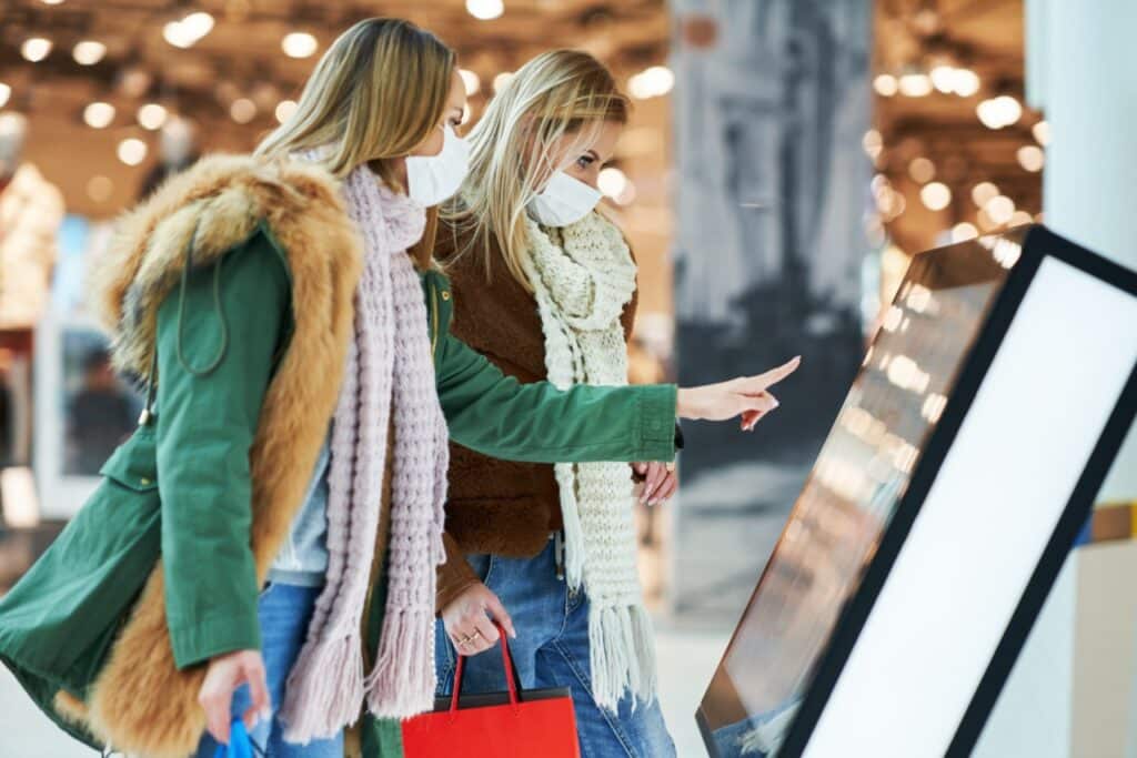 Seasonal retail staff setting up temporary kiosks managed through MDM